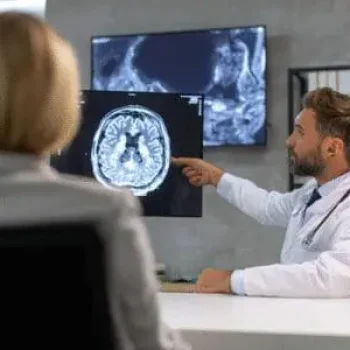 Neurokirurg-pokazuje-pacijentu-snimku-magnetske-rezonancije-mozga-450x300.jpg
